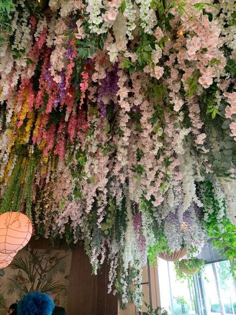 the ceiling of a restaurant!! don't remember the name of it tho lok Flower Ceiling, Flowering Vines, Classroom Decor, Vines, Apartment Decor, Craft Room, Ceiling, Dream House, Home And Garden