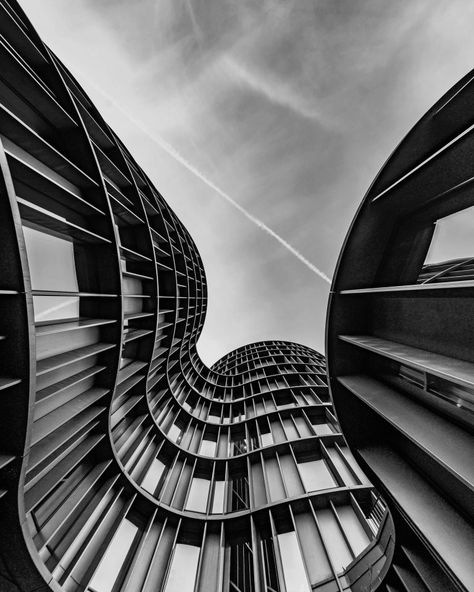 B&w Landscape Photography, B W Photography, B&w Photography, Building Photography Architecture, Architecture Black And White, Black And White Building, Black White Images, Street Photography Urban, Circular Buildings