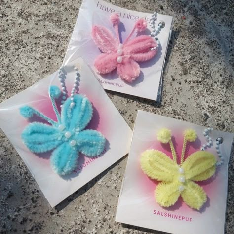 Fuzzy Wire Crafts, Pipe Cleaner Keychain, How To Make Keychains, Pipe Flower, Fuzzy Wire, Pipe Cleaner Craft, Diy Gifts To Sell, Diy Bouquet Wrap, Pipe Cleaner Flowers