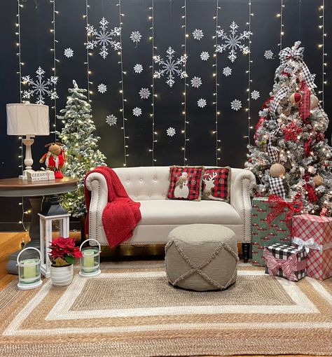 Christmas Photo Set Up Indoor Diy, Diy Christmas Picture Setup, Diy Christmas Backdrops For Photos, Christmas Decorations Photo Booth, Christmas Photoshoot Background Ideas, Holiday Picture Backdrop Ideas, Christmas Picture Backdrop Ideas Indoor, Christmas Photo Setup Indoor, Christmas Photobooth Decoration