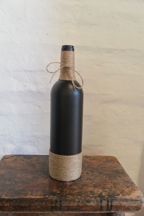 Wine Bottle Painted Chalk Board Black w/Twine Top & Bottom & Bow Chalkboard Wine Bottles, Bottle Painting Ideas, Sand Art Bottles, Wine Cork Projects, Liquor Bottle Crafts, Christmas Thoughts, Cork Projects, Painted Wine Bottles, Liquor Bottle