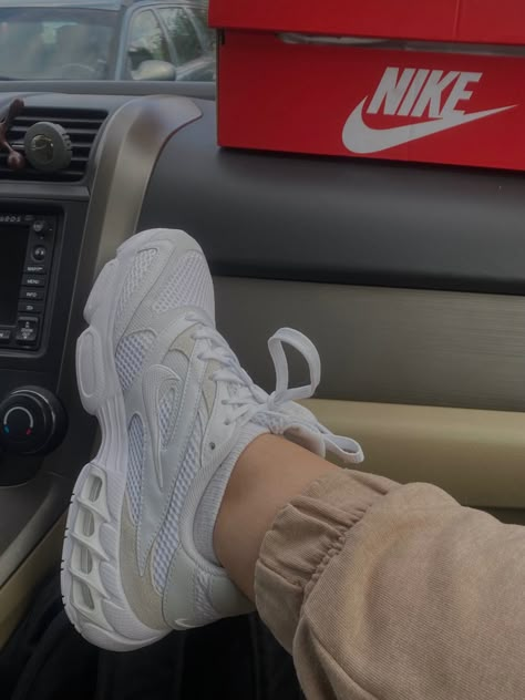 Chunky Gym Shoes Outfit, White Gym Shoes Aesthetic, Trending Sneakers 2023, Sneakers 2023 Trends, Nike White Trainers, White Gym Shoes, Nike Zoom Air Fire, White Chunky Sneakers, Nike Gym Shoes