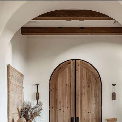 Combs Group on Instagram: "A neutral foyer masterpiece! From the wood beams to the arched doorways, such a warm and natural entry way🤎📸: @kathykuohome" Wood Arched Front Door, Organic Entryway, Home Arches, Arch Hallway, Arch Doorways, Entry Arch, Archways In Homes, Arch Entryway, Arched Front Door