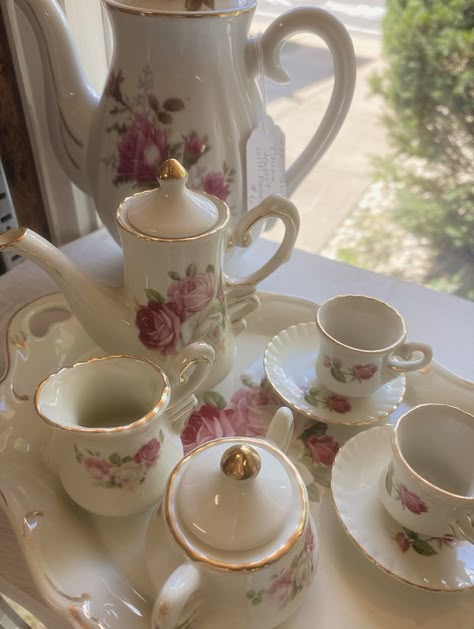 Coquette Tea Set, Coquette Dishes, Coquette Building, Tea Sets Aesthetic, Vintage Coquette Room Aesthetic, Coquette Wedding Decor, Cute Antiques, Coquette Antiques, Coquette Dining Room