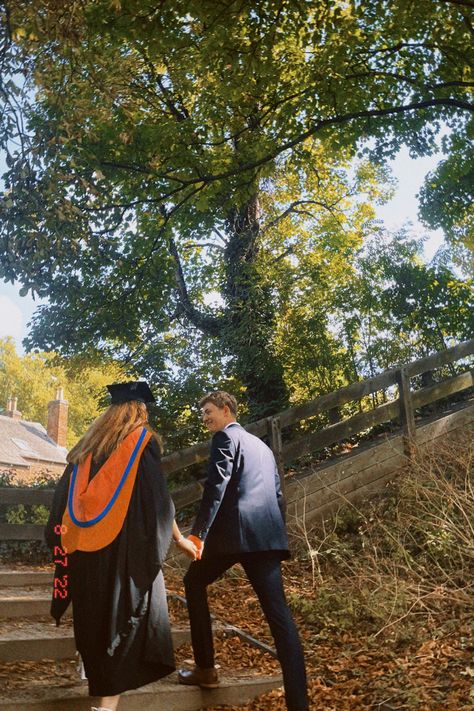 Couple At Graduation, University Couple Aesthetic, Graduation Pic With Boyfriend, Graduation Photography Couples, Convocation Aesthetic, Graduation Picture Poses With Boyfriend, Graduation Couple Aesthetic, Uni Graduation Aesthetic, Graduation Photos With Boyfriend