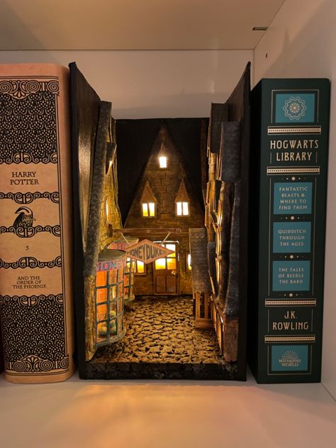 Binerlay Book Nook, Books Nook Ideas, The Hobbit Book Nook, Simple Book Nook Ideas, Diy Book Nook Harry Potter, Cardboard Book Nook, Harry Potter Nook Book, Bookshelf Harry Potter, Mini Book Nook Diy