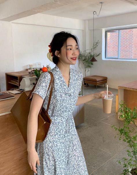 Korean Spring Outfits, Outfits Minimal, Grunge Tops, Fashion Aesthetic Outfits, Clothes Grunge, Sunglasses Cute, Mom Daughter Outfits, Mum Jeans, Neat Casual Outfits