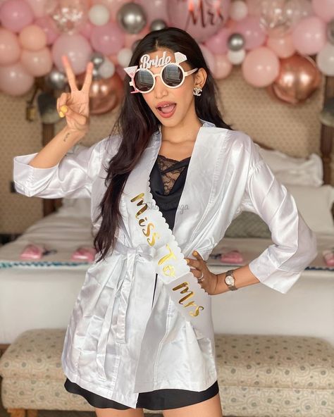 Bachelorette Poses, Soho House Mumbai, Spinster Party, Juhi Godambe, Bride To Be Decorations, Bridal Shower Photography, Bachelorette Party Photo, Childhood Love, Pre Bridal