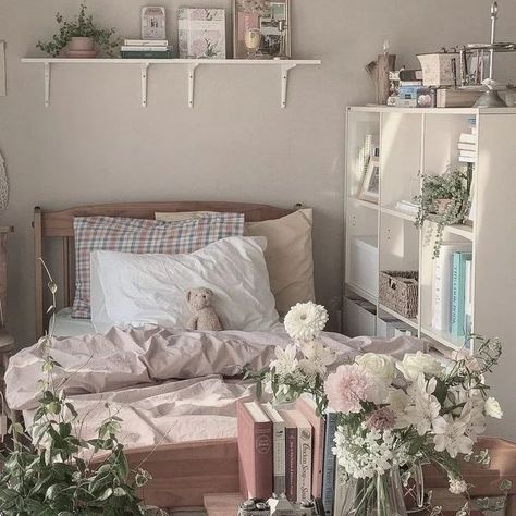 Feminine Bedroom Elegant, Pink And Green Room, Small Room Inspo, Feminine Room, Small Room Makeover, Cute Coquette, Small Room Decor, Coquette Pink, Green Room