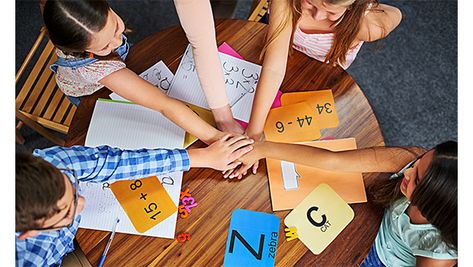 Steps that teachers can take to make small groups successful for students in their classroom. Best practices for small group management. School Furniture Design, Reading Interventionist, School Social Work, Class Management, Junior Year, Group Work, Group Activities, Best Practice, Best Practices