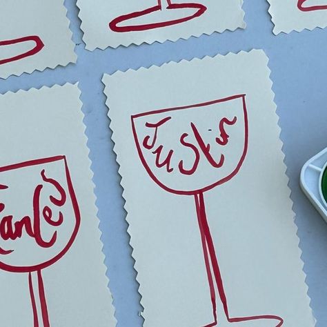 Laura Jackson on Instagram: "Placecards Set the table with Placecards this festive season and beyond. They are an easy way to personalise the table and saves the mini-drama of where everyone is sitting. Have a watch to see how easy these wine glass name cards are 💅🏼🍷 Save and share for festive inspiration 🎄🍸 #theartofhosting #placecards #entertaining" Dinner Party Placecards, Place Setting Names, Diy Name Cards Place Settings, Table Setting Place Cards, Placecards Dinner Party, Dinner Party Name Cards, Name Cards Wedding Table, Name Card Ideas, Name Cards For Table