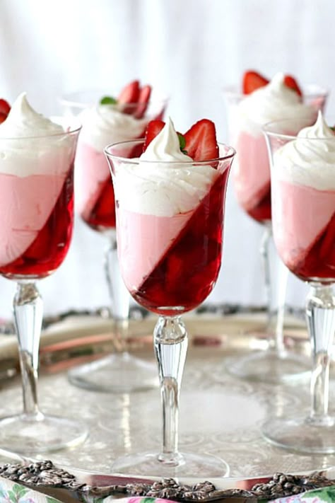 Pretty Christmas Jello Dessert (that's calorie friendly) | Grateful Prayer | Thankful Heart Jello Parfait, Strawberry Parfait, Dessert Parfait, Jello Desserts, Dessert Aux Fruits, Jello Recipes, Jell O, Beautiful Desserts, Sweets Treats