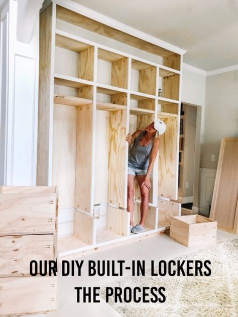 Garage Lockers, Garderobe Diy, Diy Built In, Mudroom Remodel, Built In Lockers, Diy Locker, Mudroom Cabinets, Mud Room Entry, Mudroom Lockers