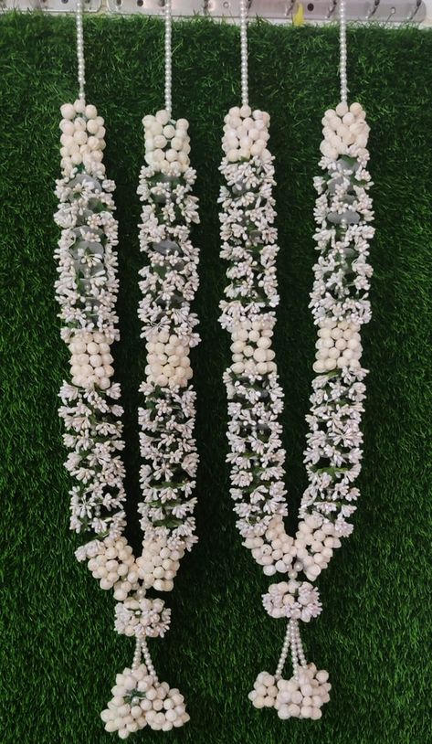 White Garland Wedding Indian, Flower Garland Wedding Brides, Jaimala Designs Indian Weddings, Unique Indian Wedding Garland, Garlands Wedding Indian Flower, Mala For Groom, Latest Varmala Designs, Varmala Indian Weddings, Garland Wedding Indian