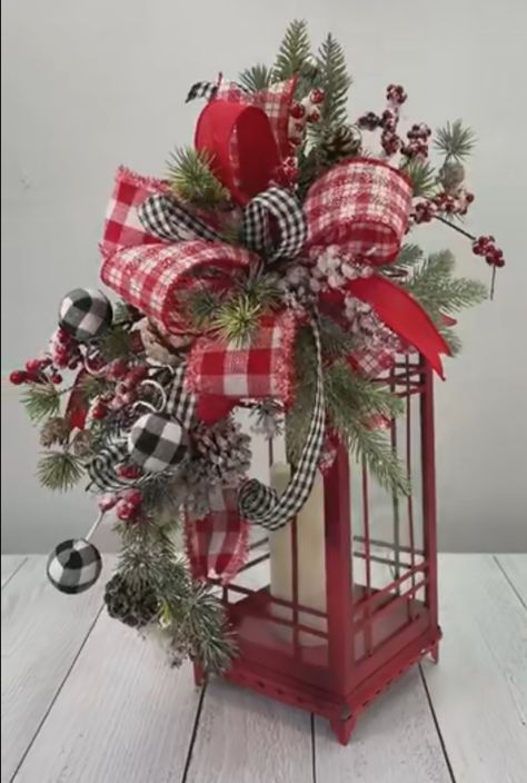 Christmas Lanterns Diy, Christmas Lantern Ideas, Lantern Christmas Decor, Christmas Decorations Centerpiece, Holiday Lanterns, Lantern Swag, Lantern Christmas, Christmas Lantern, Christmas Swag