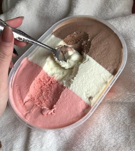 Neapolitan Ice Cream, Makanan Diet, Think Food, Food Goals, Food Obsession, Cafe Food, Pretty Food, Food Cravings, I Love Food