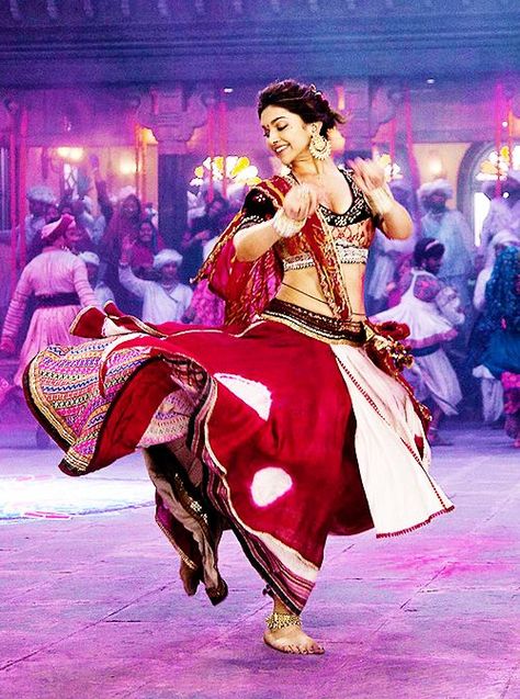 <3 Modern Dans, Belly Dancing Classes, Deepika Padukone Style, Choli Designs, Indian Woman, Ghagra Choli, Indian Dance, Bollywood Dance, Indian Movies