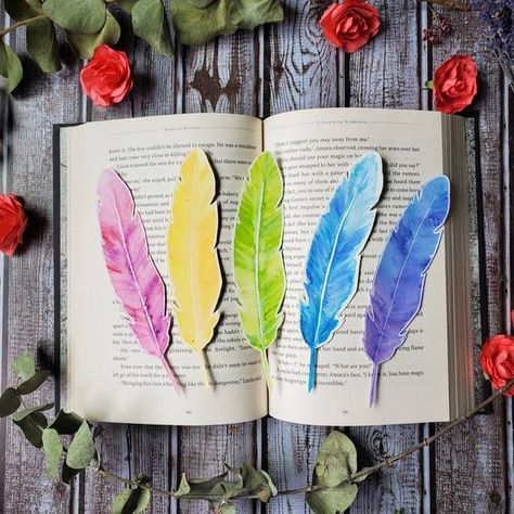 Peacock Feather Bookmark, Easter Inspiration Decor, Drawing Classes For Kids, Bookmark Art, Feather Bookmark, Drawing Classes, Felt Bookmark, Bookmark Ideas, Handmade Bookmarks