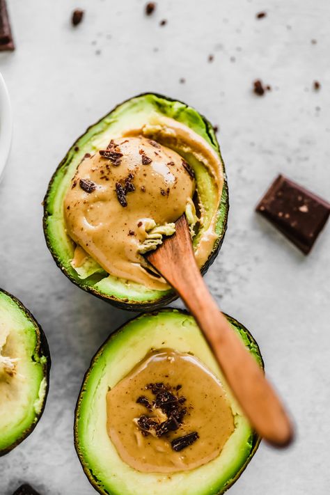 This Peanut Butter Chocolate Stuffed Avocado is for the lazy gal who wants to make a mousse or chocolate pudding but also A. doesn't have the time or B. Just doesn't want to do it. You get the best of all three worlds this way and it still tastes damn delicious. A vegan keto snack that certainly hits the spot. Avo Recipes, Avocado Peanut Butter, Avocado Nutrition, Fermented Dairy, Stuffed Avocado, Dessert Inspiration, Healthy Cakes, Inflammatory Recipes, Keto Snack