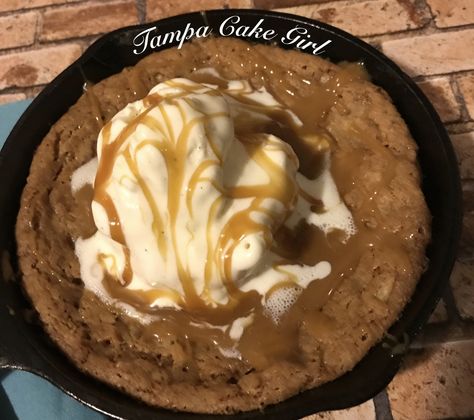 Outback Dessert Recipes, Salted Caramel Cookie Skillet, Skillet Desserts, Caramel Ice Cream Topping, Salted Caramel Ice Cream, Salted Caramel Cookies, Toffee Chips, Caramel Pretzels, Skillet Cookie