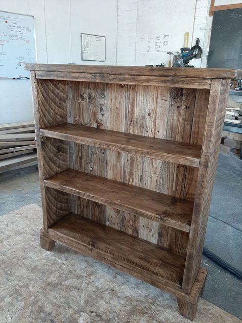 Small Rustic Bookshelf, Scaffold Boards Ideas, Diy Western Furniture, Western Bookshelf, Homemade Bookshelves, Rustic Bookshelves, Creative Shelving, Diy Bookcase, Bookcase Makeover