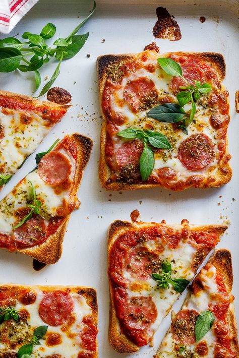 Easy pizza toast Pizza Toast, Toast Pizza, Resep Smoothie, Kids Lunch Recipes, Makanan Diet, Easy Meals For Kids, Easy Lunch Recipes, Easy Pizza, Simply Delicious