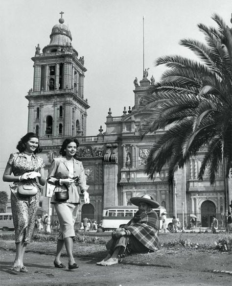 Zócalo, Plaza de la Constitución, Ciudad de México 1950 Mexico History, Travel Ads, Retro Photo, Foto Art, Mexican Culture, Black N White Images, Mexican Style, Mexico Travel, Vintage Photographs