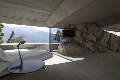 John Lautner's concrete domed Elrod House overlooks Coachella Valley Lautner Architecture, Modernism Week Palm Springs, John Lautner, Indoor Outdoor Pool, Concrete Steps, Organic Architecture, Cabin In The Woods, Menorca, Green Building