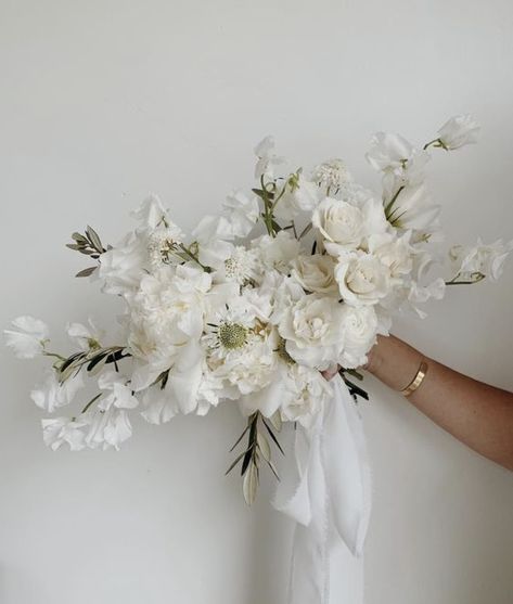 Bridal Flower Bouquet, Bridal Bouquet Flowers, White Bridal Bouquet, White Wedding Bouquets, Wedding Flower Inspiration, White Wedding Flowers, Bridal Flower, Rose Bud, White Bouquet