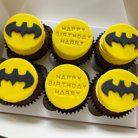 Batman Cupcakes Ideas, Batman Themed Birthday Party, Batman Cupcakes, Spiderman Cake Topper, Batman Metal, Superhero Cupcakes, Dinosaur Birthday Theme, Cupcakes For Men, Batman Theme