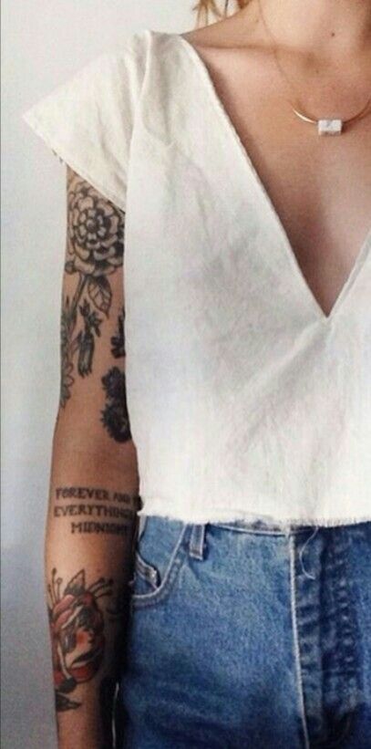 Jeans Tattoo, Jean Outfit, Piercing Tattoo, Mode Inspo, Neck Tattoo, Mode Vintage, Linen Top, Streetwear Outfit, Outfit Idea