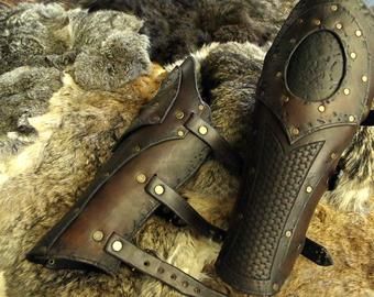 Leather Greaves, Armor Corset, Photo Styles, Larp Armor, Female Armor, Larp Costume, Leather Armor, Medieval Costume, Leather Projects