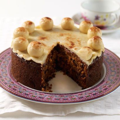 Mary Berry's Simnel Cake - Traditional English Easter cake with 11 marzipan balls to represent the disciples excluding Judas. Simnel Cake Easter, Light Fruit Cake, Simnel Cake, Mary Berry Recipe, Easter Baking, British Bake Off, British Baking, Berries Recipes, Mary Berry