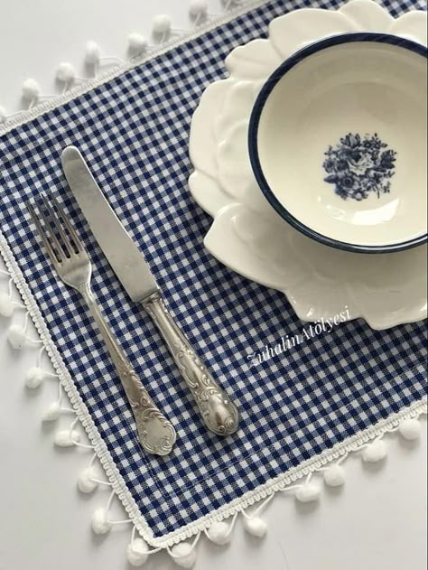 Table Placemats Ideas, Dinner Table Decor, Ikebana, Decoration Table, Dinner Table, Kitchen Inspirations, Sewing Hacks, Home Decor Items, Tablescapes