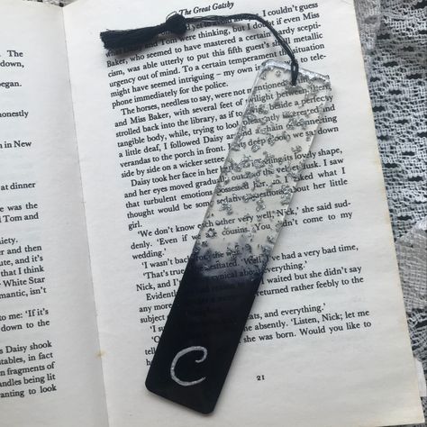 Resin Book, Resin Bookmarks, Resin Crafts Tutorial, Bookmaking, Resin Projects, Resin Craft, Diy Resin Art, Diy Resin, Book Making