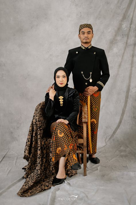 Mecapan Space #prewedding #preweddingshoot #coupleportrait #ideasforphoto #traditional #jawa Nikahan Adat Jawa, Prewedding Jawa Klasik, Prewed Adat Jawa, Preweding Jawa, Prewedding Ideas Casual Hijab, Javanese Prewedding, Prewedding Traditional, Prewed Jawa, Prewedding Adat