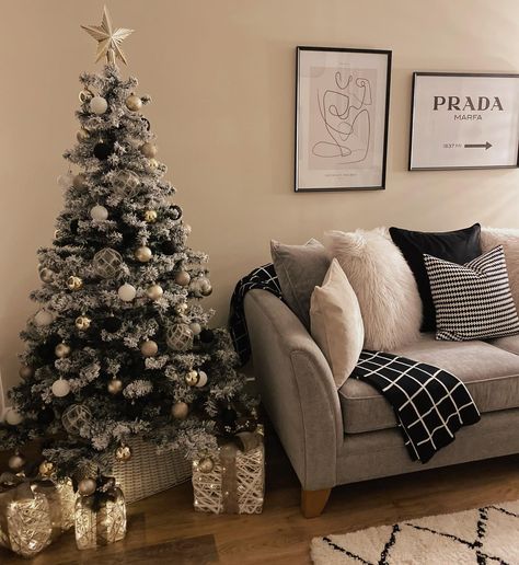 Gorgeous set up here from @becsplace_ The perfect white Christmas monochrome look! Monochrome Christmas Tree, Monochromatic Christmas Tree, Monochromatic Christmas, Monochrome Christmas, Christmas Styling, Monochrome Makeup Look, Tree Inspiration, Christmas Living Room, Red Monochrome