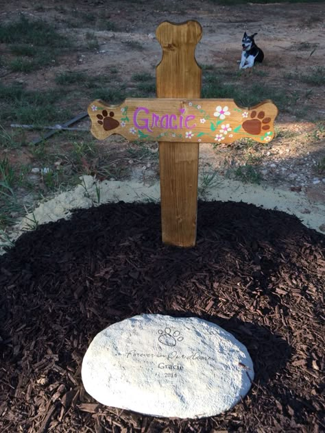 Grave marker made from wooden cross Pet Tombstone Ideas Diy, Dog Grave Ideas Diy, Dog Grave Ideas Pet Memorials, Pet Headstones Diy, Pet Cemetery Ideas, Pet Crosses Memorial Diy, Pet Grave Ideas, Cat Grave Ideas, Animal Grave Ideas