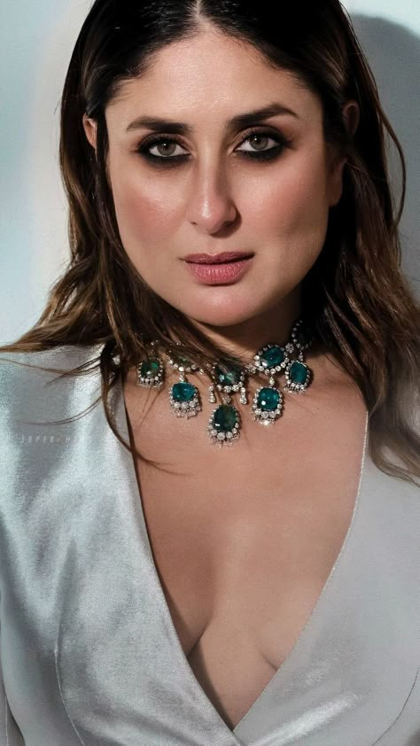 Kareena Kapoor Hairstyles, Kareena Kapoor Wallpapers, Kareena Kapoor Photos, Kareena Kapoor Pics, Stylish Bike, Famous Historical Figures, Indian Jewellery Design Earrings, Kareena Kapoor Khan, Kareena Kapoor