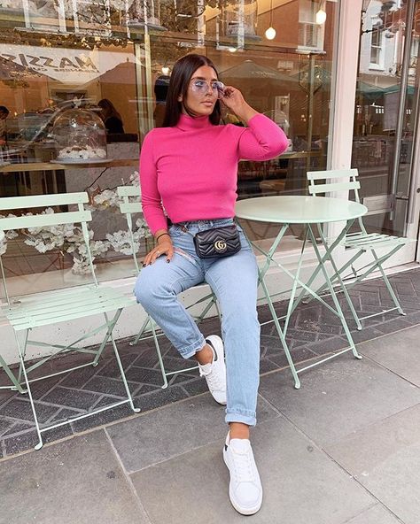 DIONNE CROWE (@diocrowe) • Fotografii şi clipuri video Instagram Fushia Top Outfit, Pink Turtleneck Outfit, Pink Jumper Outfit, Dionne Crowe, Fuchsia Outfit, Turtleneck Blouse, Turtleneck Outfit, Trendy Fashion Tops, Blouse Jeans