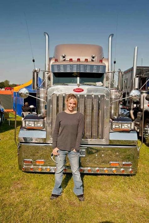 ... Lisa Kelly Trucker, Sandra Bullock Hair, Girl Truck, Ice Road Truckers, Women Truck Driver, Highway Men, Lisa Kelly, Girl Trucker, Truck Girl