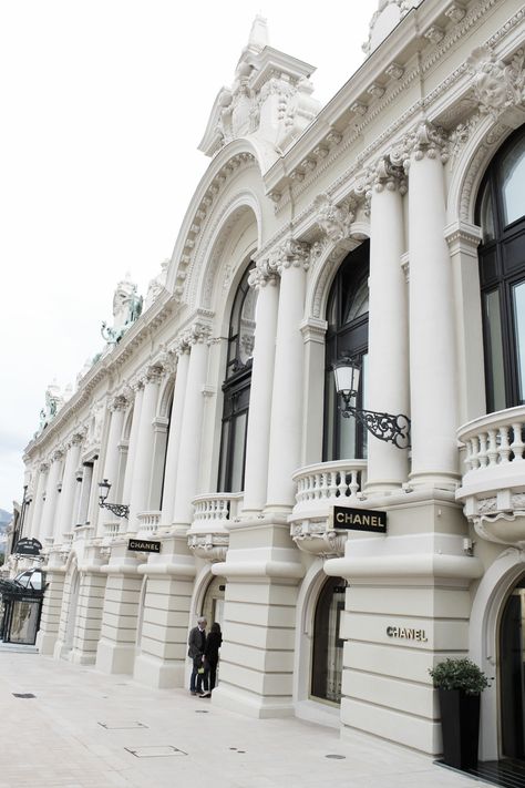 . Dekorasi Maroko, Classic Facade, Restaurants In Paris, Classic Building, Classic Villa, Chanel Store, Classic Architecture, Classical Architecture, Beautiful Architecture