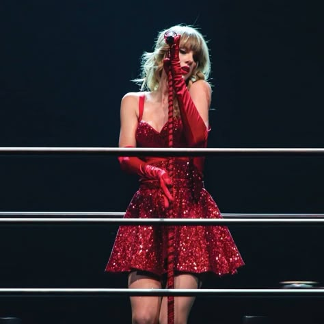 Taylor Swift Red Tour, Taylor Swift Dress, Taylor Outfits, Taylor Swift Tour Outfits, Taylor Swift Web, Estilo Taylor Swift, Red Tour, Taylor Swift Red, Taylor Swift Outfits