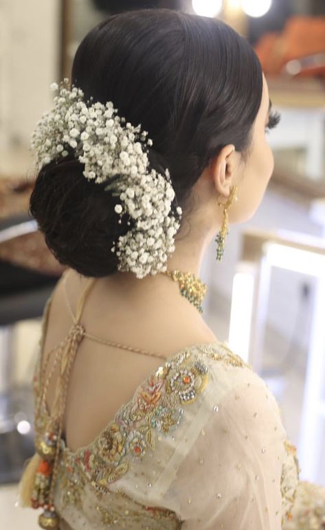 Floral Bun Hairstyle Indian, Jooda Hairstyle Indian Wedding, Indian Bride Hairstyle With Gajra, Bride's Mom Hairstyle Indian, Bun For Bride Wedding Hairstyles, Hairstyle For Aunties, Floral Buns Indian, Low Bun With Flowers Indian, Short Hair Bun Styles Indian