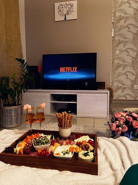 plateau télé Movie Night With Husband, Netflix And Chill Food, Soiree Chill, Netflix And Chill Aesthetic Night, Movie Night Ideas Indoor, Netflix And Chill Aesthetic, Christmas Themed Dinner, Movie Date Night At Home, Netflix Date