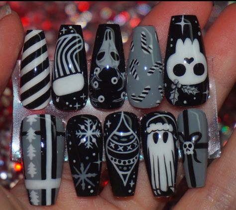 Gothmas Nails Short, Grungy Christmas Nails, Emo Xmas Nails, Goth Autumn Nails, Winter Nail Designs Black, Grunge Holiday Nails, Christmas Nails Alternative, Gothic Xmas Nails, Goth Xmas Nails