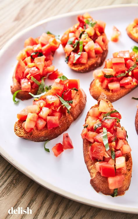 Bruschetta Is The Summer Appetizer That Never Disappoints Delish Starters For Dinner Party, Starters For Dinner, Bruschetta Recept, How To Make Bruschetta, Classic Bruschetta, Dinner Party Starters, Italian Dinner Party, Tomato Bruschetta, Crowd Pleasing Appetizers