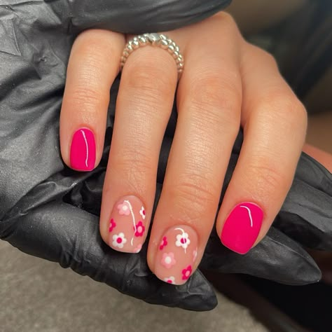 Short Painted Nails Summer, Natural Hot Pink Nails, Flower Toes Designs, Hot Pink Nail Designs Short, Short Nails Ideas Flowers, Short Nails With Flower Design, Short Natural Summer Nails, Flower Biab Nails, Pink And White Flower Nails