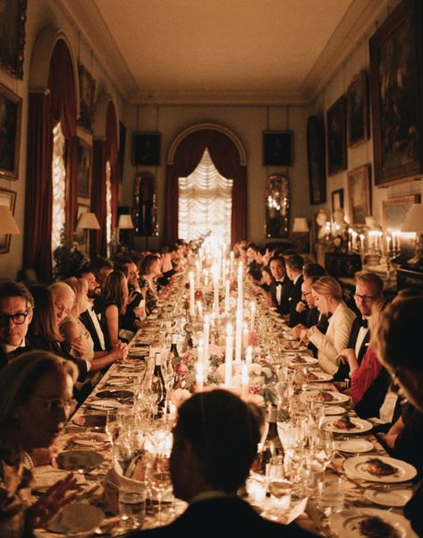 Edwardian Dinner Party, Dinner Rich Aesthetic, Houses And Parties, Formal Christmas Dinner Party, Italian Family Dinner Aesthetic, Moody Dinner Party Aesthetic, Christmas Dinner Friends, Family Dinner Photo, Victorian Dinner Party