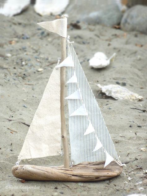 Driftwood Candle Holders Diy, Driftwood Boats, Driftwood Candle Holders, Driftwood Candle, Deco Marine, Driftwood Diy, Driftwood Projects, Deco Nature, Driftwood Decor